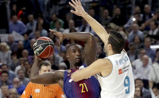 Kévin Séraphin ante Felipe Reyes./EFE