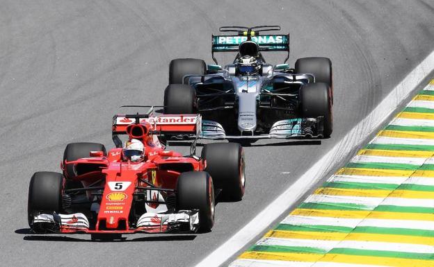 Sebastian Vettel, por delante del finlandés Valtteri Bottas./Afp