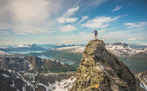 Kilian Jornet, en la cima de una montaña./Now Books