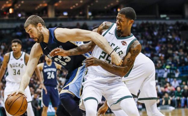 Marc Gasol disputa el balón con DeAndre Liggins. /Efe