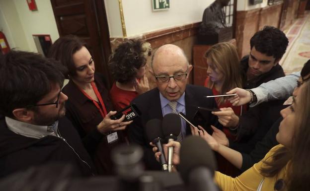 Montoro habla con los periodistas. /Zipi (Efe)