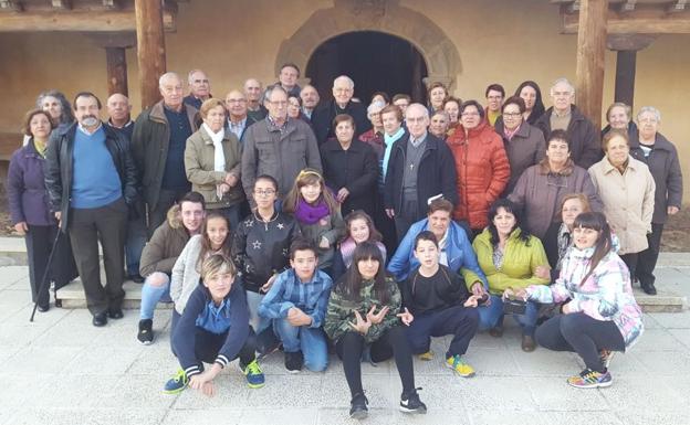 Foto de familia con el obispo de León./