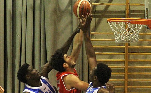 Un lance del derbi del pasado miércoles./Peio García