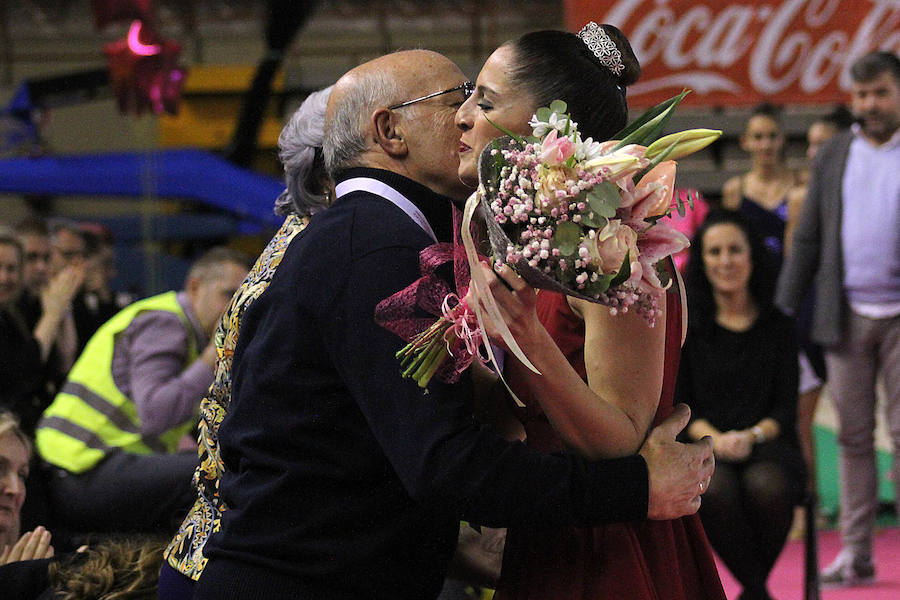 Carolina Rodríguez entrega un ramo de flores a sus padres./Peio García