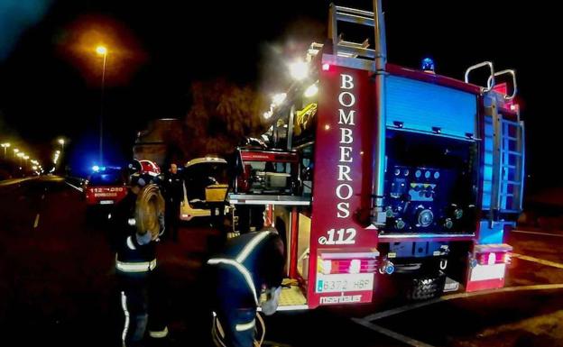 Los bomberos controlaron la fuga gasolina con abundante agua.