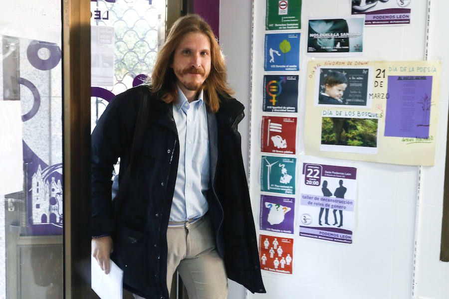 Pablo Fernández en la sede de Podemos de León.