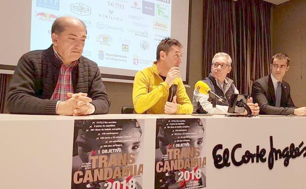 En primer término, José Pellitero, alcalde de Valdefresno, municipio donde se disputa la prueba./