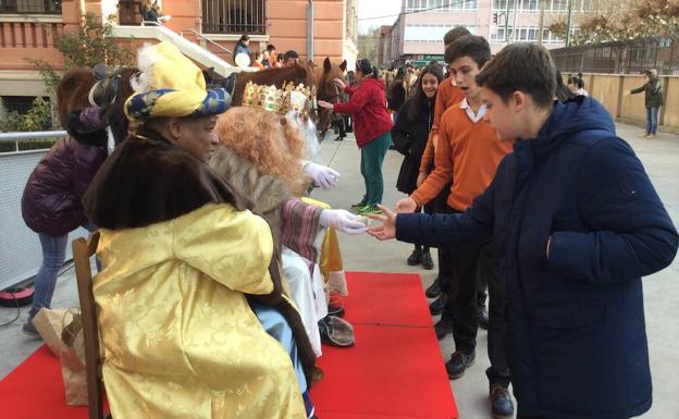 Sus Majestades de Oriente, con los alumnos. /