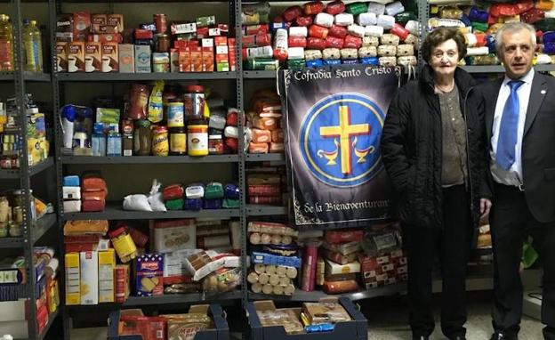 La Cofradía de la Bienaventuranza recoge 2500 kilos de alimentos en 'Una Navidad de cuento'