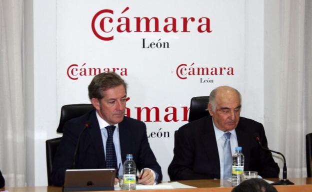 Javier Vega, junto a Manuel Lamelas, en el pleno de este miércoles./
