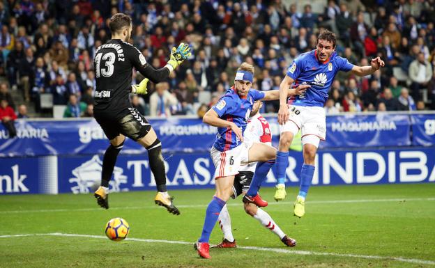 Carlos Hernández marca el 2-0 en el partido ante la Cultural./Álex Piña