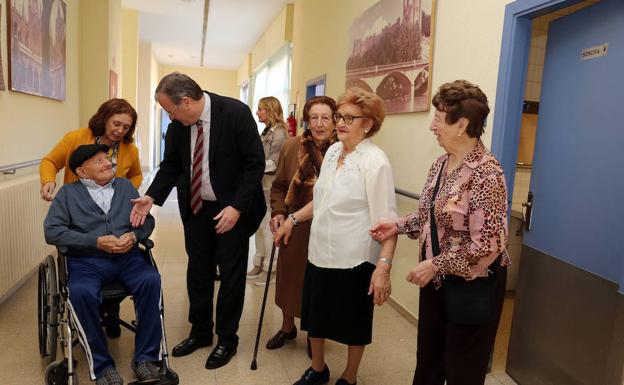 Antonio Silván visita a los usuarios de la residencia. /