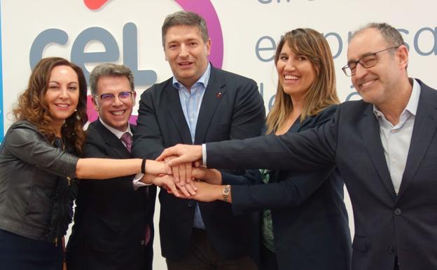 Foto de familia tras la firma del acuerdo./
