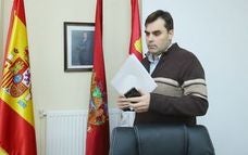 El alcalde de Cacabelos, el socialista Sergio Álvarez, momentos antes de la rueda de prensa./César Sánchez