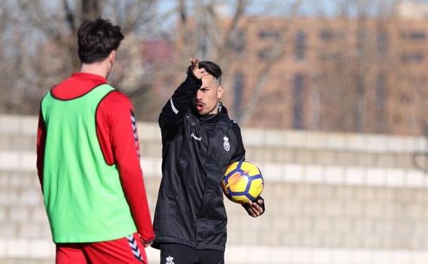 Rubén de la Barrera, durante un entrenamiento de la Cultural y Deportiva Leonesa./