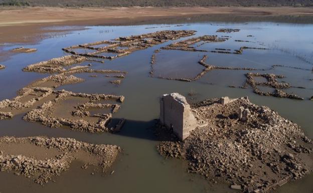 La bajada del nivel de las aguas a causa de la sequía en el embalse de Aguilar de Campoo, deja al descubierto el pueblo de Cenera de Zalima. /Ical