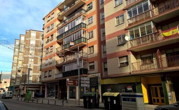 Calle en la que viven los jugadores del Arandina acusados de abusos sexuales a una joven en Aranda de Duero./S.G.