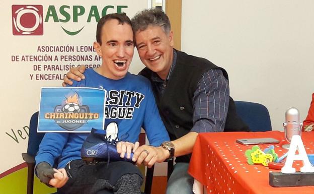Rafa Guerrero, en Aspace León, en el momento de hacer la entrega de las botas de CR7./
