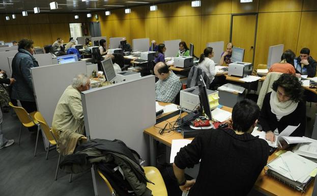 Contribuyentes presentando la declaración de la renta en las oficinas de Hacienda. /Iosu Onandia