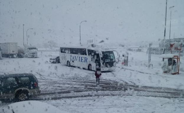 Autobús afectado por la nevada en la estación de servicio de Arévalo./Pablo Vicente
