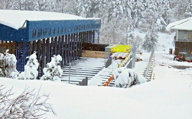 Instalaciones del peaje de San Rafael, cubiertas por la nieve. / /Pedro Luis Merino