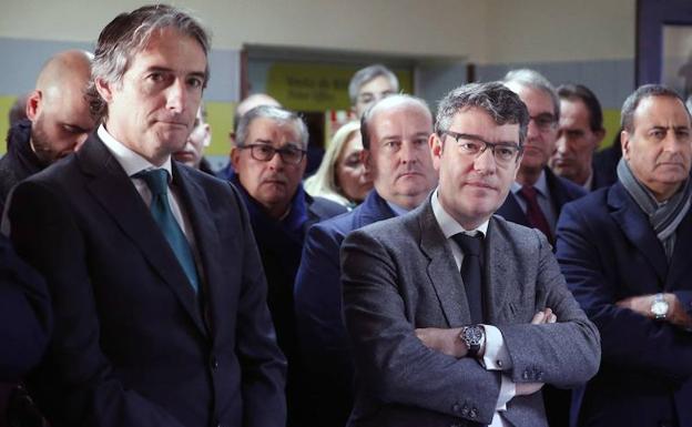 El ministro de Fomento y el de Energía, Turismo y Agenda Digital asisten a las pruebas del primer tren de viajeros autopropulsado con gas natural licuado en Asturias. /EFE