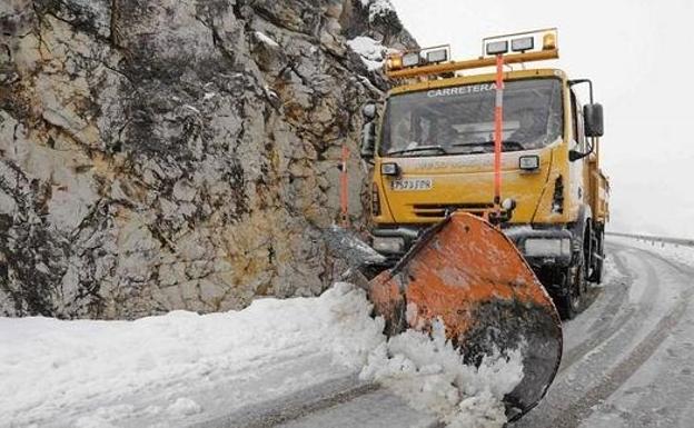 Una quitanieves actúa en una carretera de la provincia./