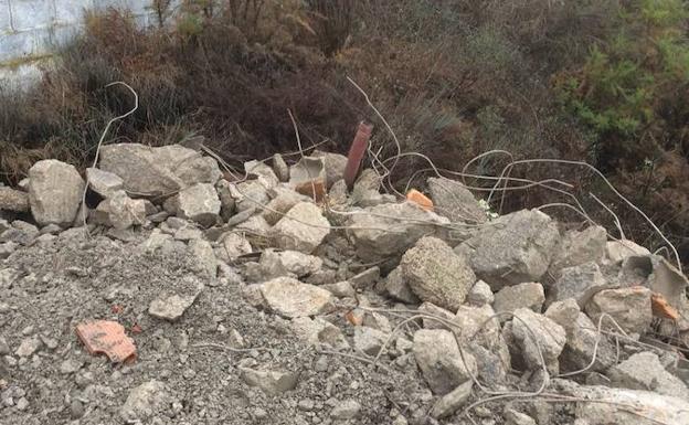 Vertidos ilegales en la obra del cementerio de Cacabelos. /