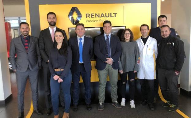 Equipo del concesionario Leomovil de Renault./
