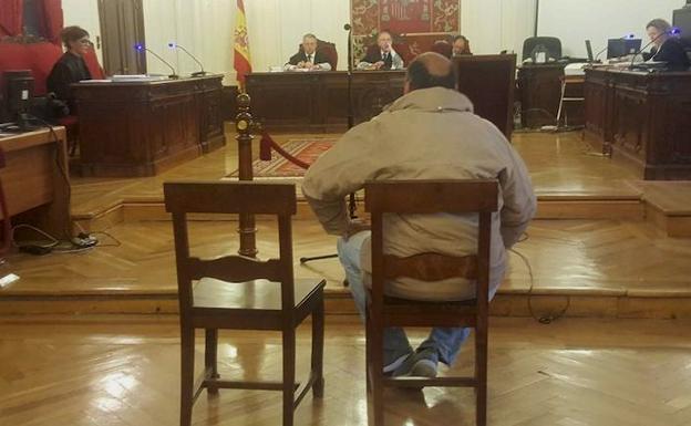El acusado, durante la celebración de la vista oral este martes en la Audiencia Provincial de León. /