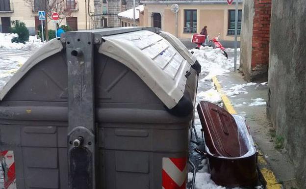 El ataúd, en plena calle de Ochoa Ondátegui de Segovia. /