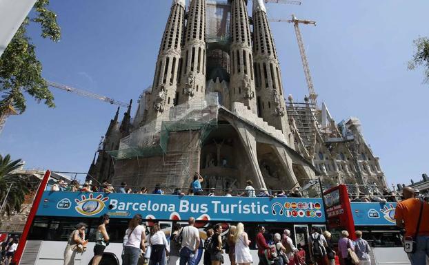 Autobús turístico ante la Basílica de la Sagrada Familia en Barcelona./REUTERS