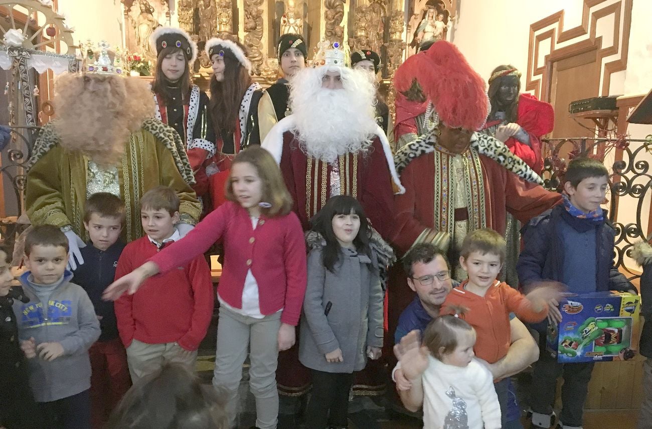 Los Reyes Magos, en su jornada con los más pequeños en la localidad de Cuadros.