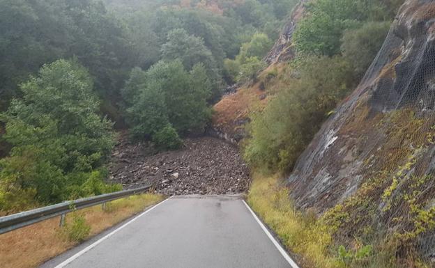 Derrumbe en la carretera de Peñalba de Santiago./
