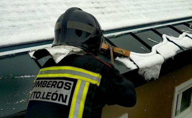 Un bombero de León limpia un tejado. /Bomberos de León