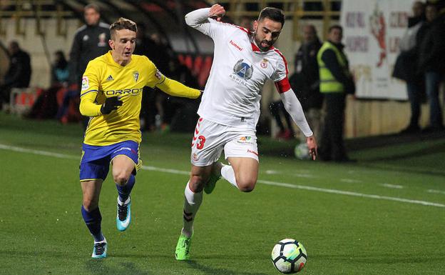 Viti, en un lance ante Salvi Sánchez./Peio García