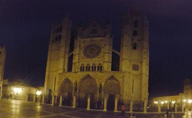 La Catedral a oscuras durante 'La Hora del Planeta'./