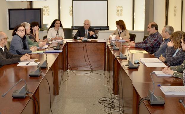 Un instante de la reunión mantenida este lunes./