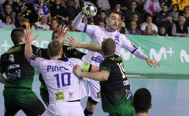 Costoya y Piñeiro, en el partido ante Anaitasuna./Peio García
