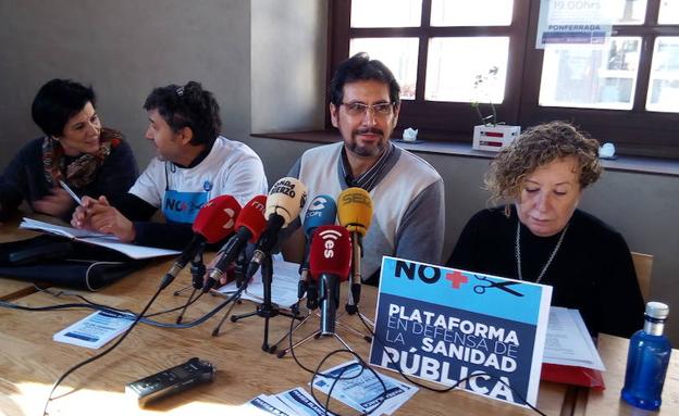 Miembros de la Plataforma en Defensa de la Sanidad Pública del Bierzo y Laciana durante una de sus comparecencias. /