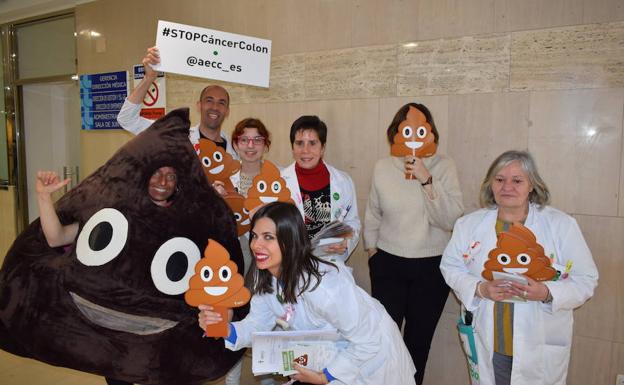 La AECC lleva la campaña del test de sangre oculta en las heces a los hospitales. En la foto, el Clínico de Valladolid. EL NORTE/
