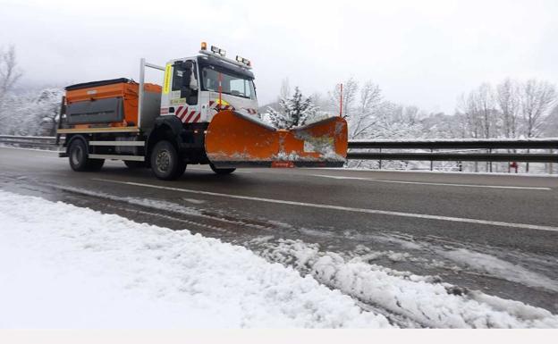 Una quitanieves en una carretera leonesa. /