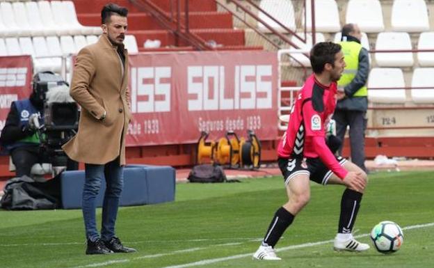 El entrenador de la Cultural, durante el partido./