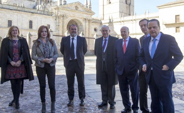 Foto de familia momentos antes del acto institucional.