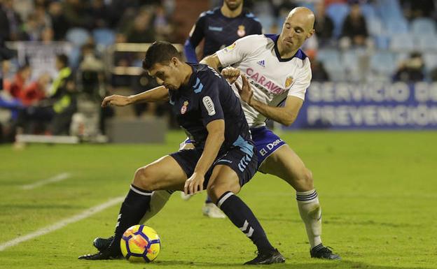 Albizua pelea un balón con Toquero./El Periódico de Aragón
