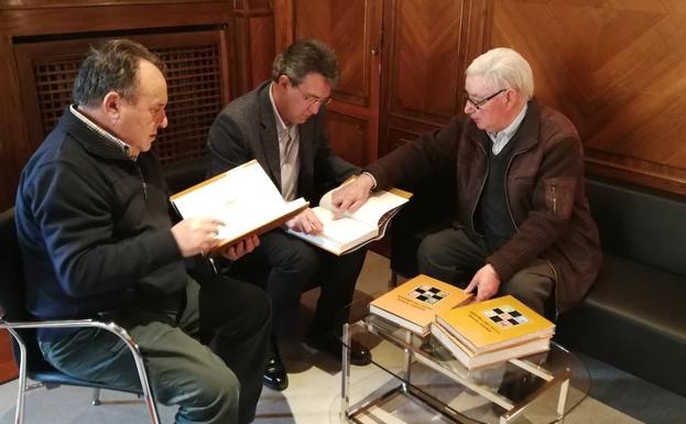Encuentro entre Juan Martínez Majo, presidente de la Diputación, y el autor de esta obra, Joaquín Cuevas Aller./