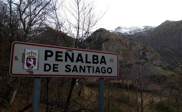 Cartel de entrada a Peñalba de Santiago. /Carmen Ramos