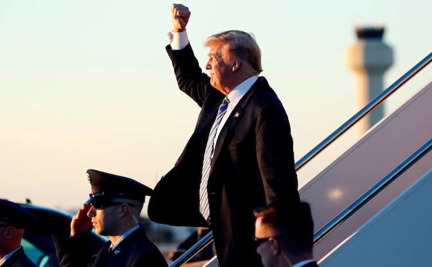 Donald Trump baja del Air Force One. /Joshua Roberts (Reuters)