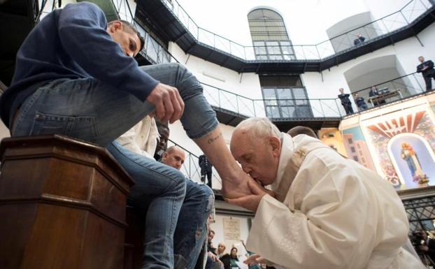 El Papa lava los pies a uno de los reclusos./REUTERS