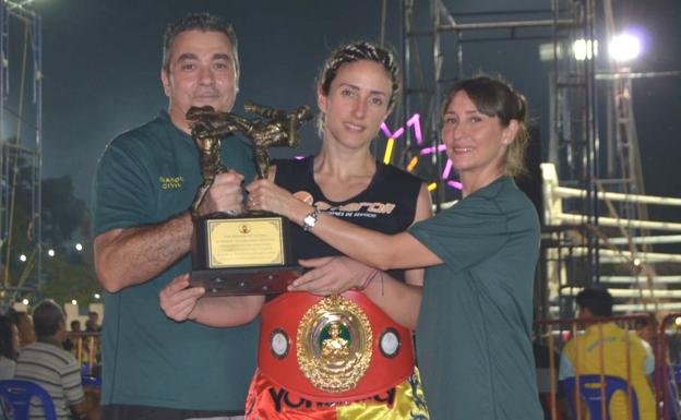 Yohanna Alonso, con el título mundial./